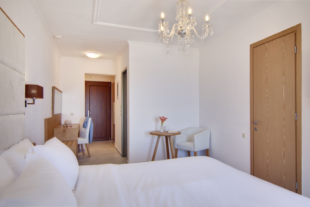 Superior Double Room with Balcony and Sea View - Photo 12