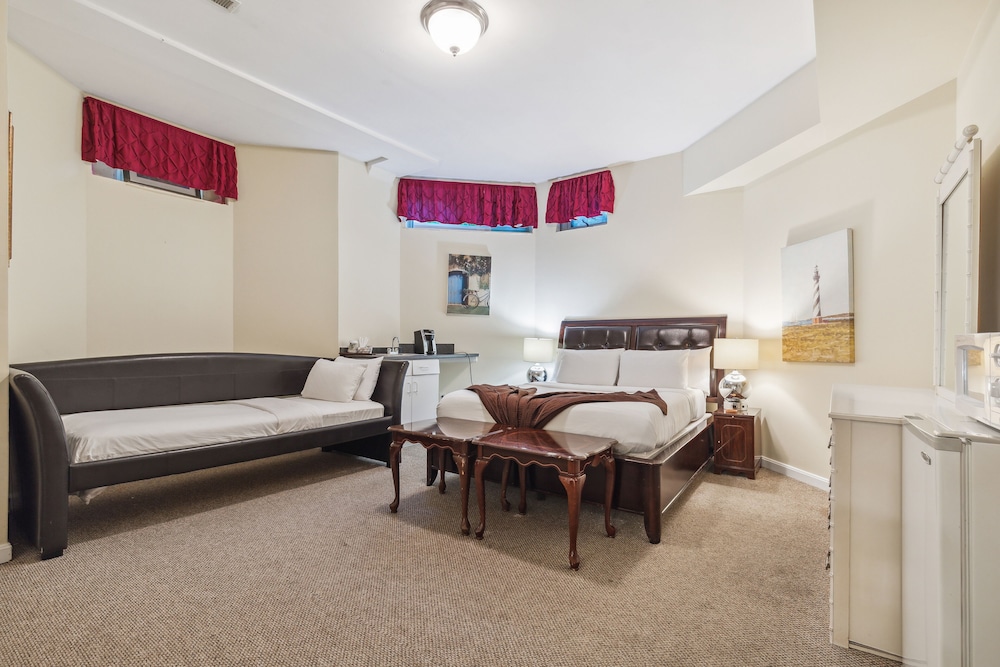 B - 2 Room - Family Queen and Futon, walk-in shower (1 Twin Bed and 1 Queen Bed), Lower Level