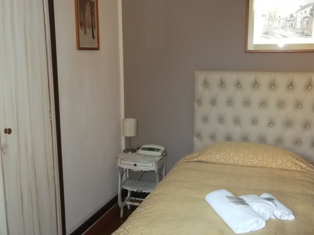 Basic Single Room, 1 Twin Bed NO A/C photo 3