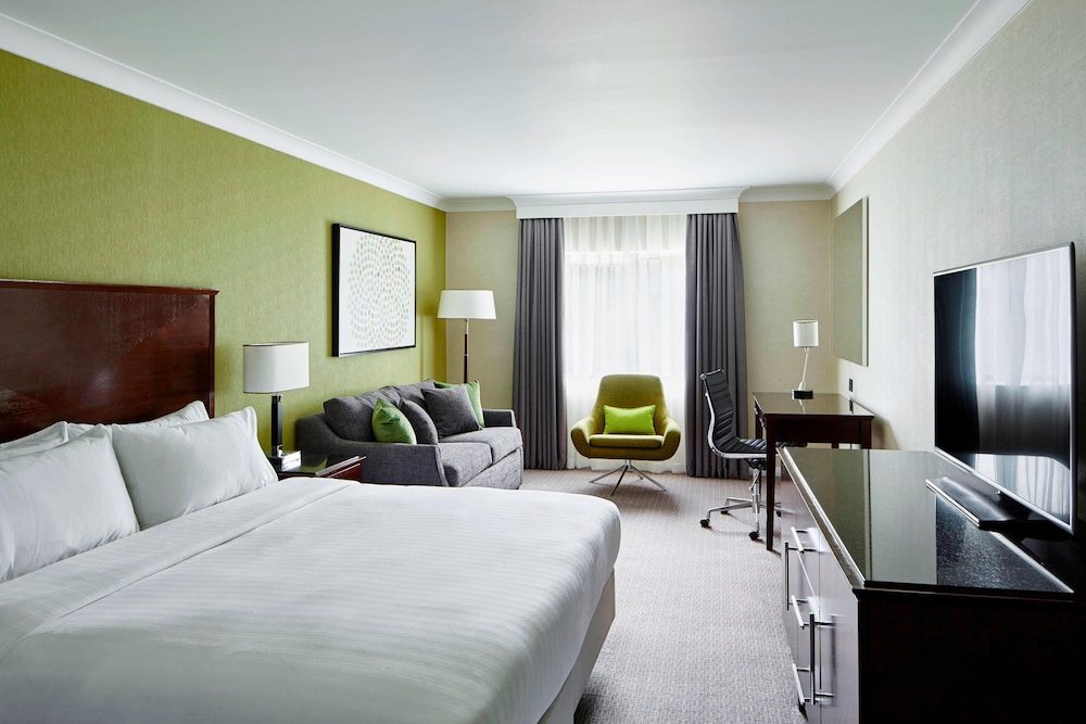 Deluxe Room, 1 King Bed with Sofa bed - Photo 1