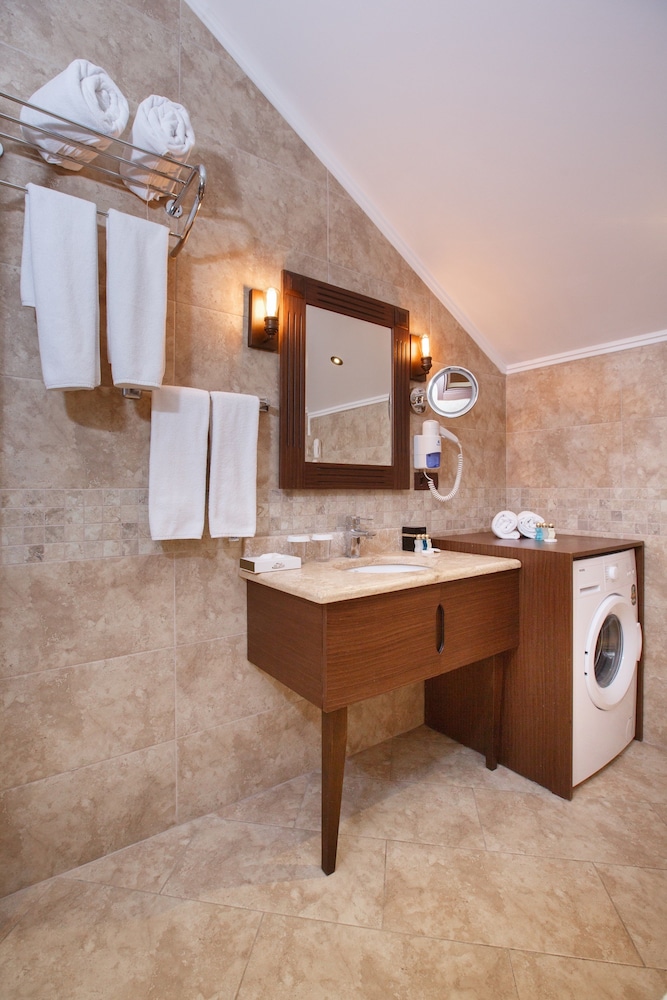 Deluxe Suite, Hot Tub, Lake View thumbnail 6