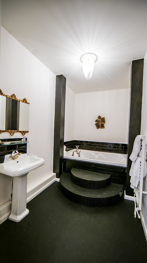 Suite (with Spa Bath) Room Only - Photo 6