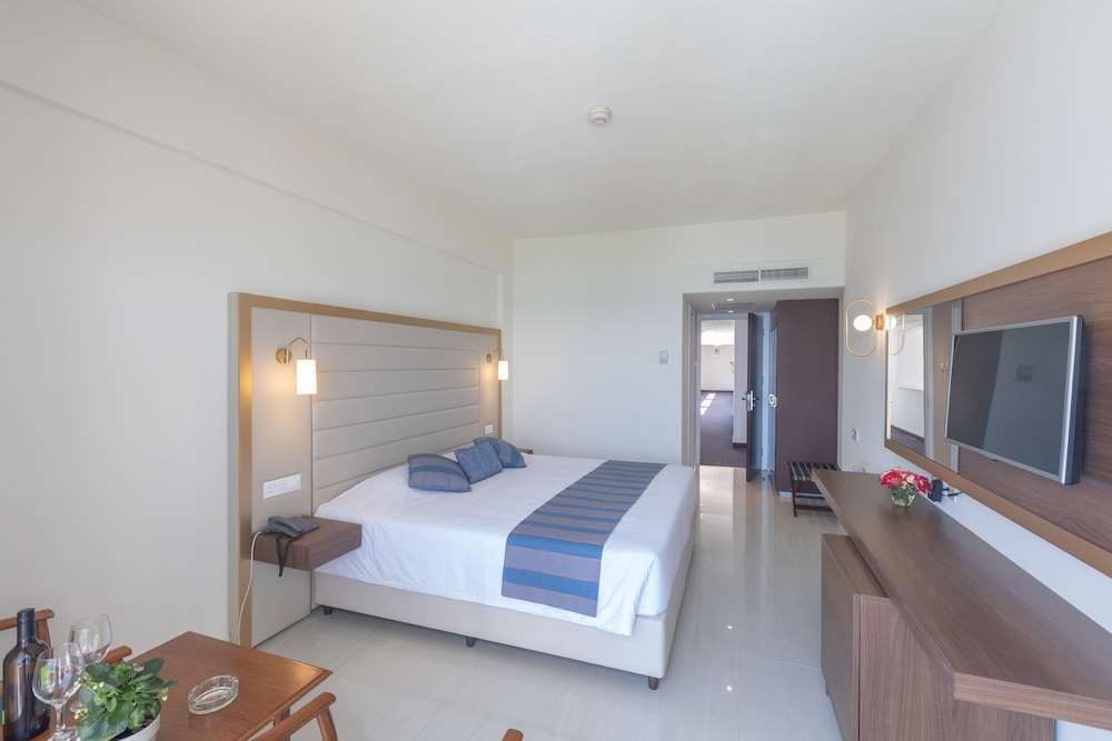 Double or Twin Room, Partial Sea View