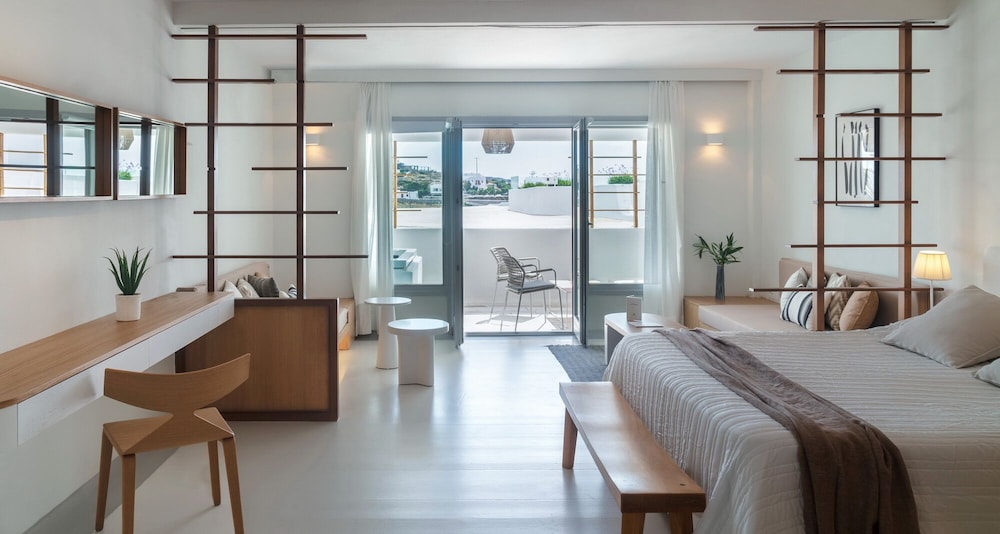 Junior Suite, Hot Tub, Pool View photo 1