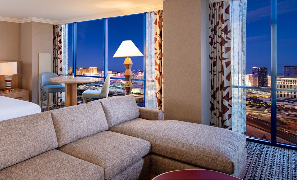 Remodeled King Suite High Floor Strip View - Photo 5