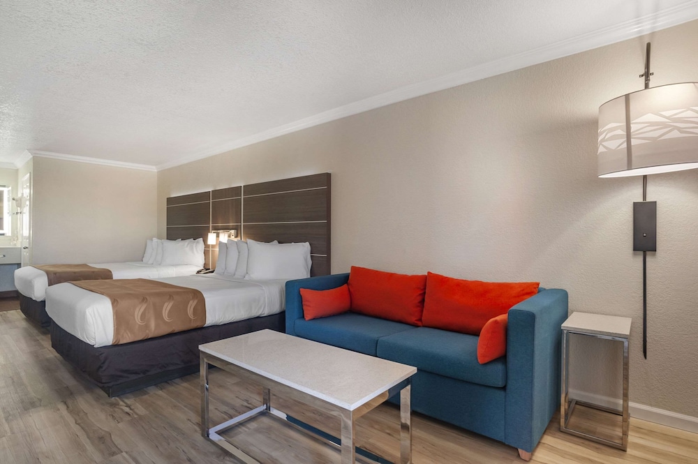 Standard Room, Multiple Beds, Non Smoking - Photo 2