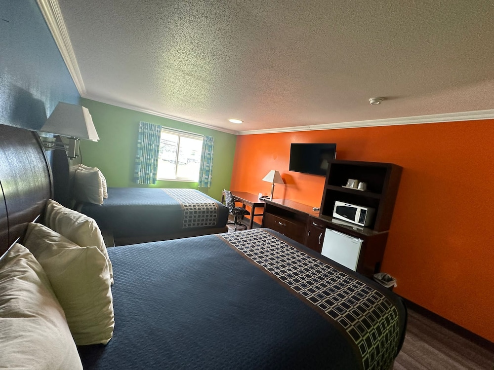 Standard two queen beds - Photo 3