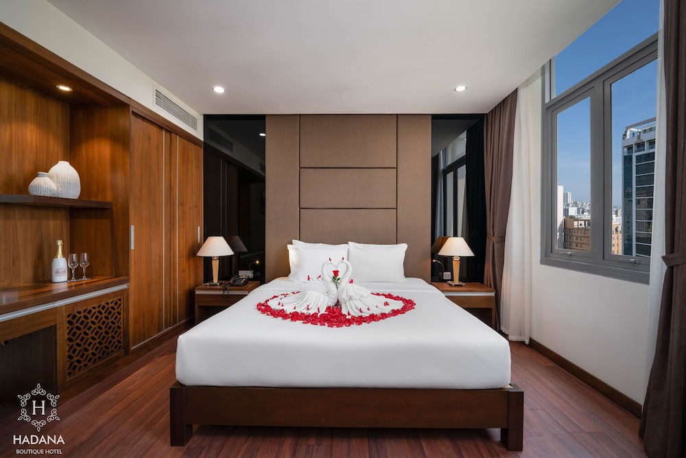 Deluxe Double Room, 1 King Bed, Bathtub, City View photo 3