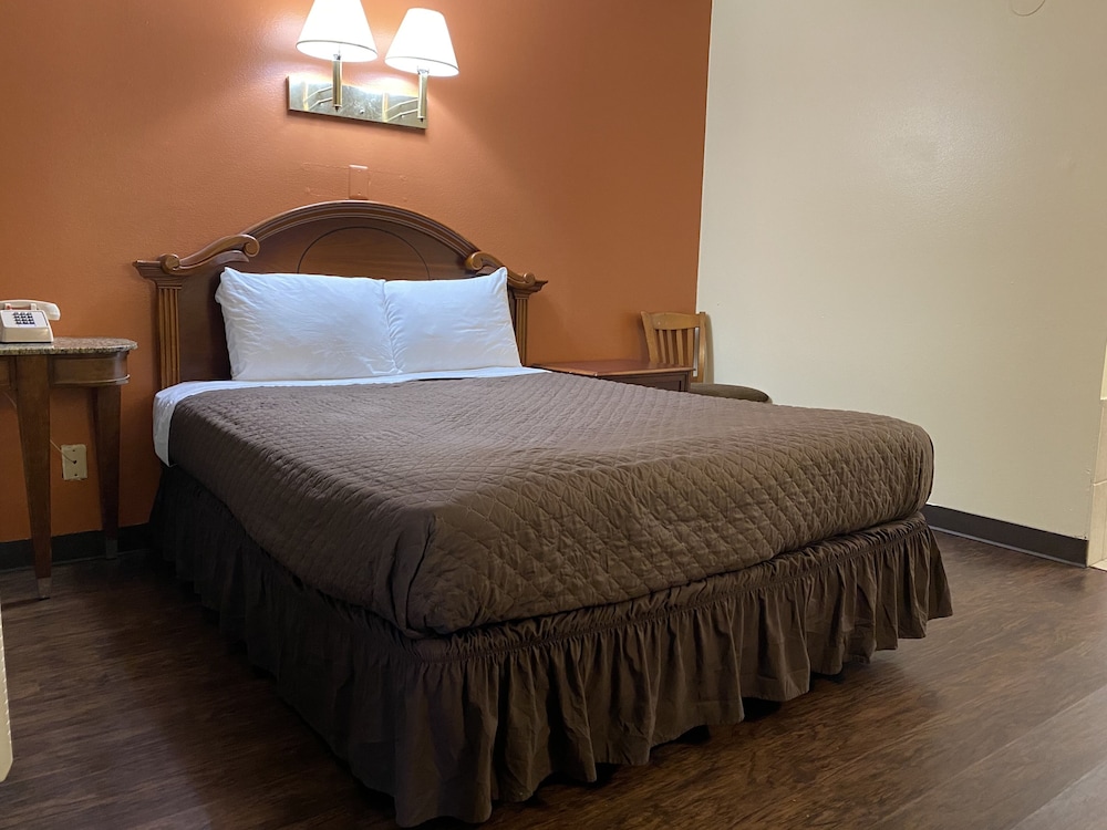 Standard Room, 1 Queen Bed, Smoking photo 2