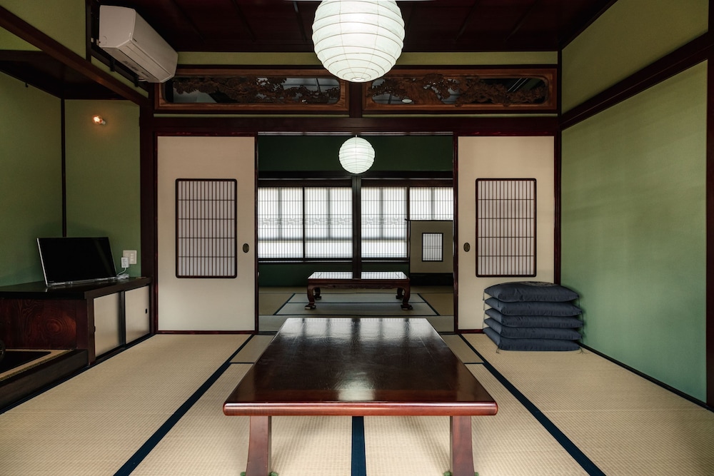 Traditional Room, Shared Bathroom (Max 6 Guests) photo 1