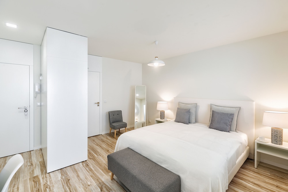 Deluxe Suite, 1 Queen Bed, Non Smoking, City View photo 2
