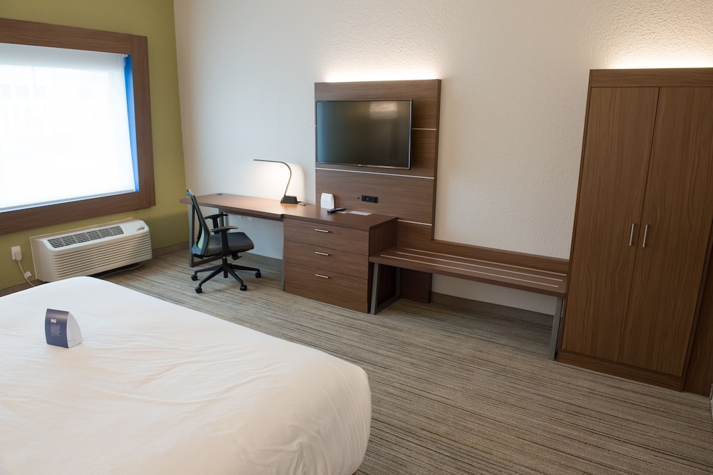 Suite, 1 King Bed with Sofa bed (Walk-In Shower) photo 2