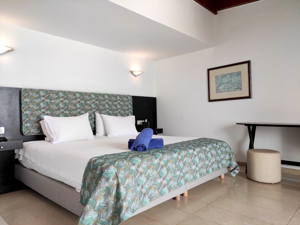 Suite, Partial Sea View