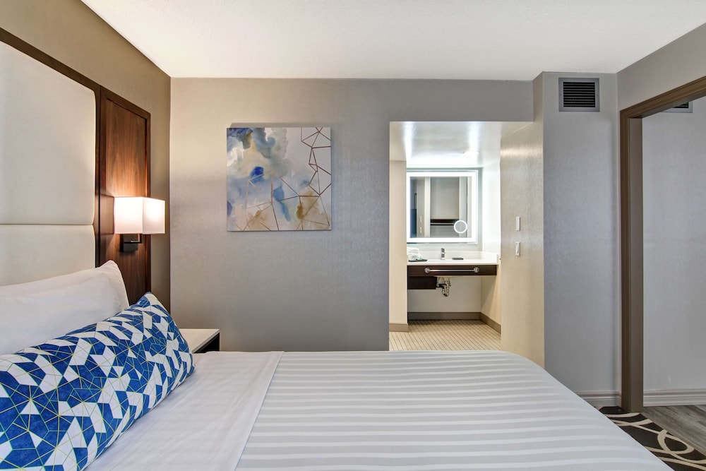 Lifestyle Suite, 1 Queen Bed with Sofa Bed, Accessible - Photo 6