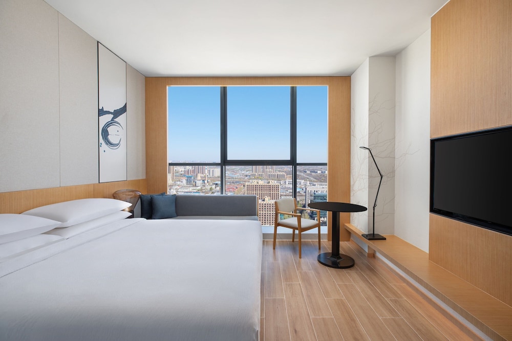 Deluxe Room, 1 King Bed, City View photo 1