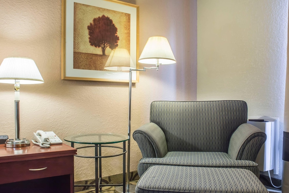 Business Room, 1 Queen Bed, Non Smoking (Upgrade) - Photo 1