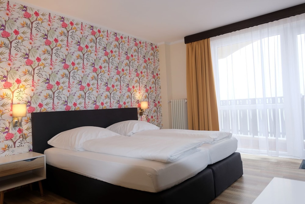 Comfort Double Room, 1 King Bed, Balcony, Mountainside photo 3