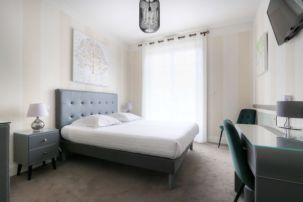 Comfort Room, 1 Queen Bed, Bathtub (Larger Room) - Photo 2