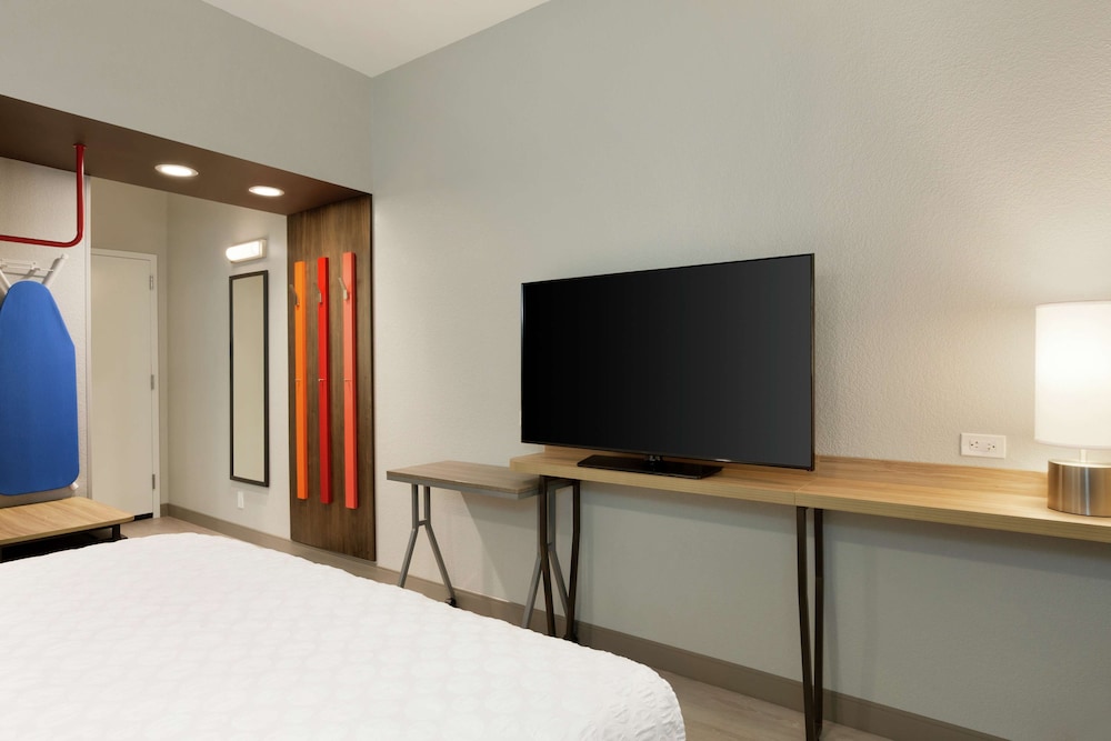 Room, 1 King Bed, Accessible (Hearing) photo 2