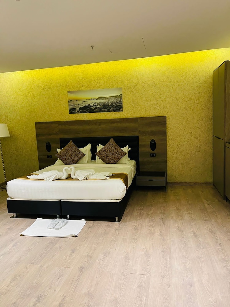 Royal Golden Marina Suite (Royal Suite)