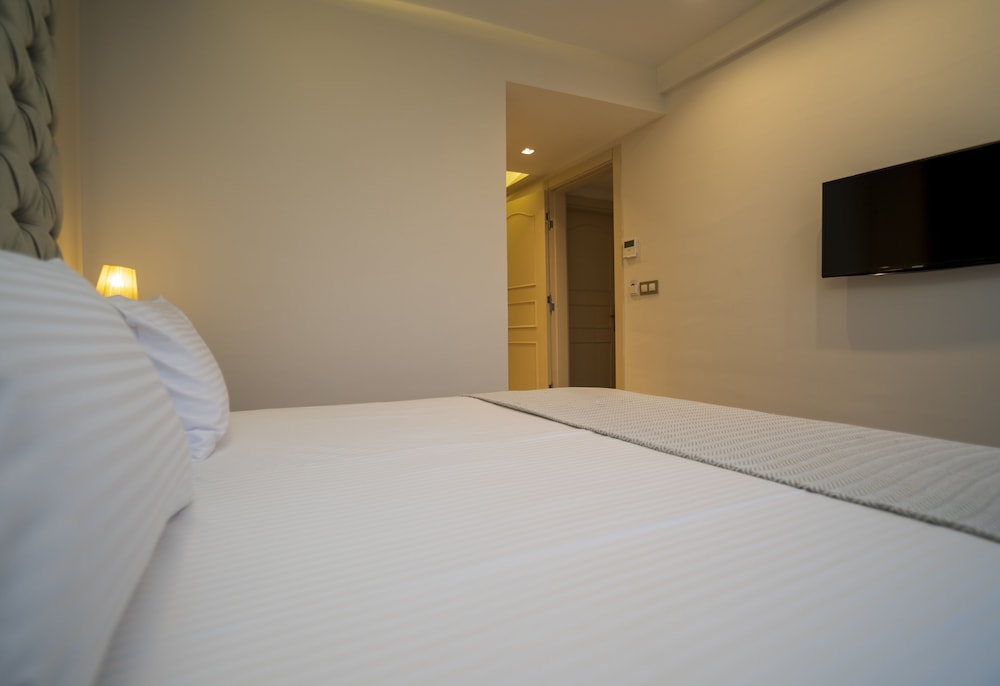 Deluxe with French Balcony - Photo 4