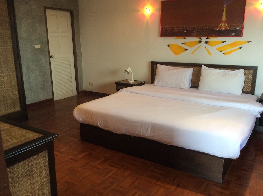 Deluxe Penthouse, 2 Bedrooms, Kitchen, Pool View photo 2
