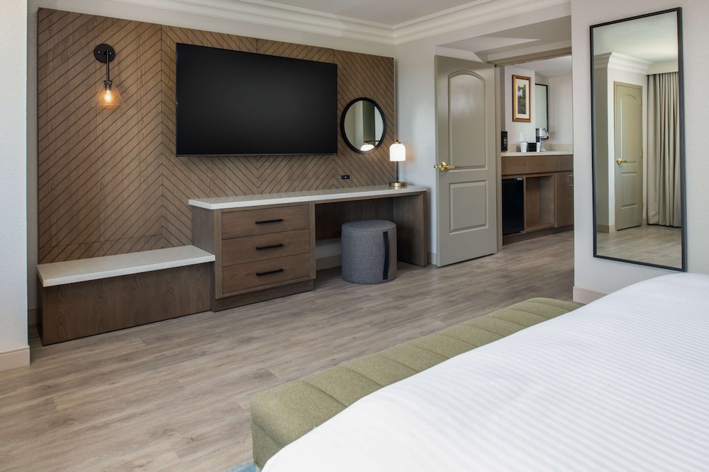 Suite, 1 King Bed, Accessible, Corner (2 Room Governor Suite, Roll-In Shower) - Photo 6