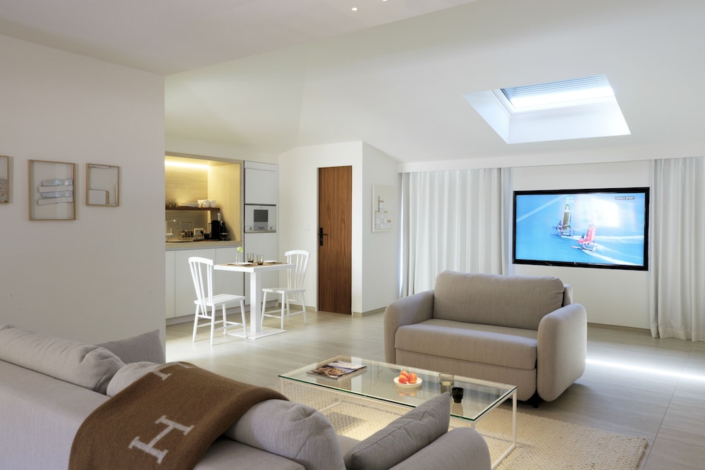 Prestige Suit, Port view - Photo 10