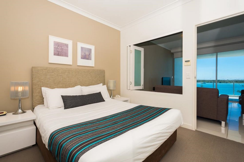 1 Bedroom + Study, Broadwater View