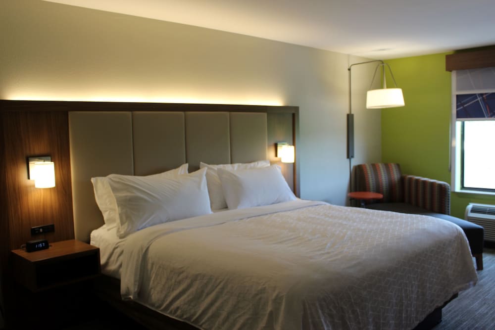 Suite, 1 King Bed - Photo 2
