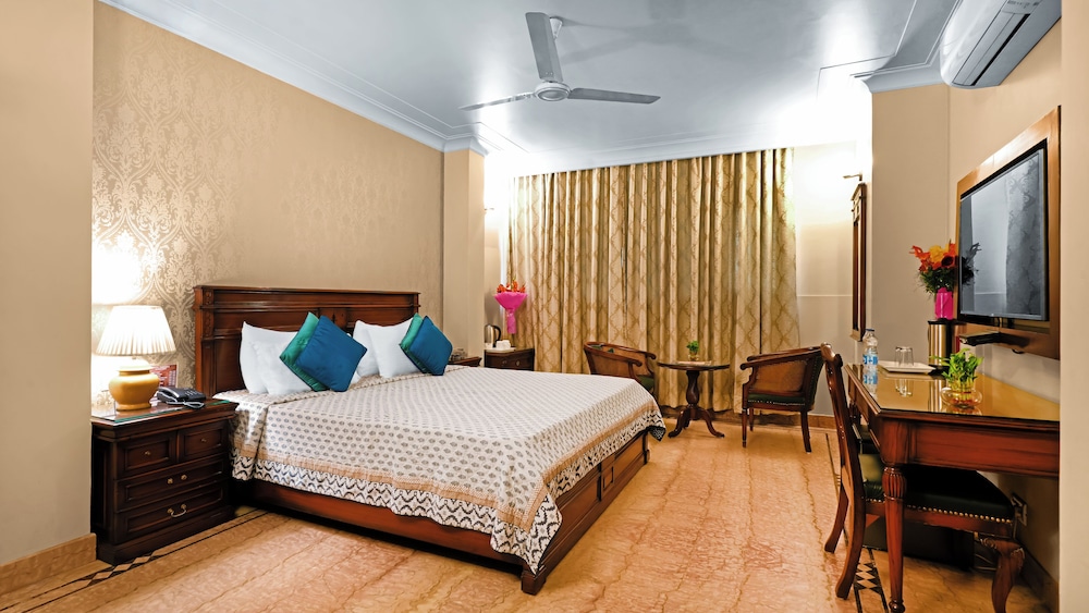 Superior Room with Airport Pickup thumbnail 6