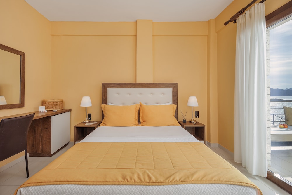 Deluxe Room with Balcony and Sea View - Photo 2