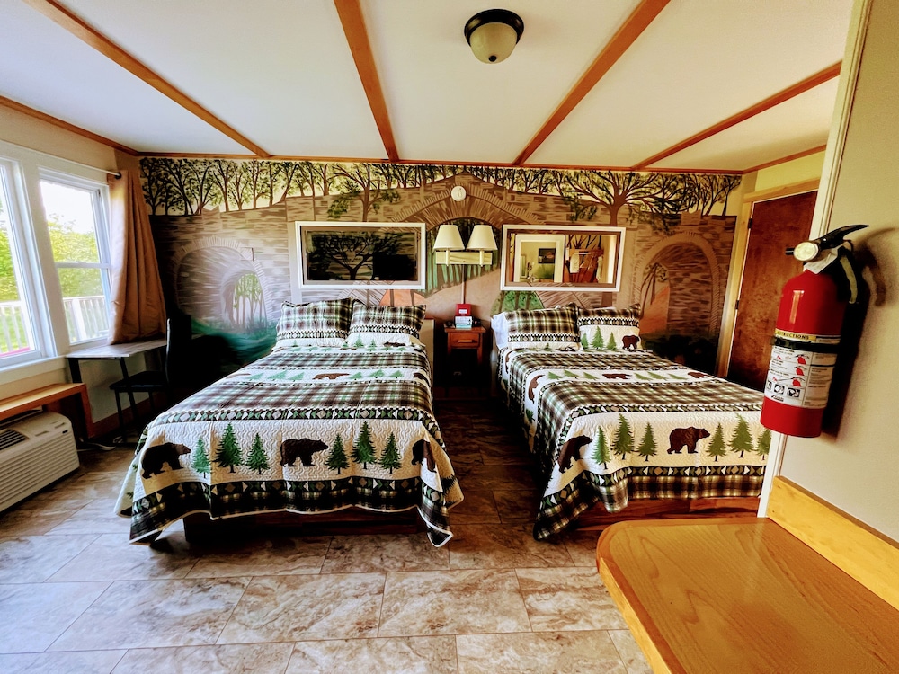 Double Room, 2 Queen Beds, Refrigerator & Microwave, Park View
