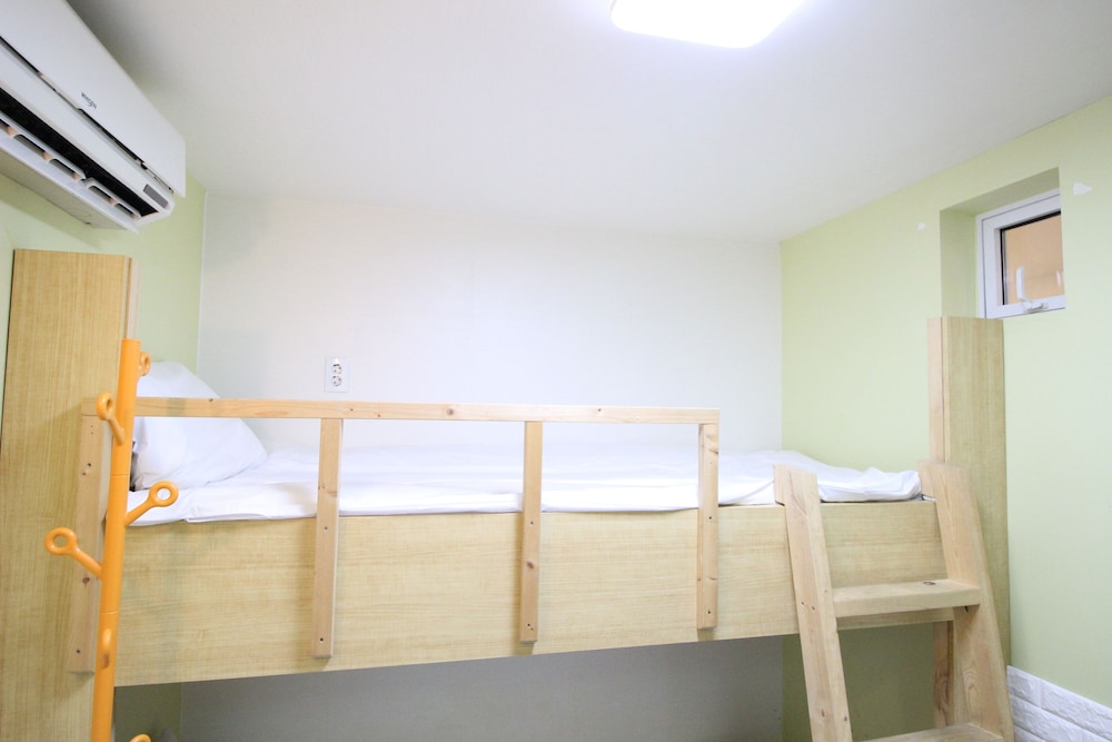Economy Twin Room, No Windows - Photo 4