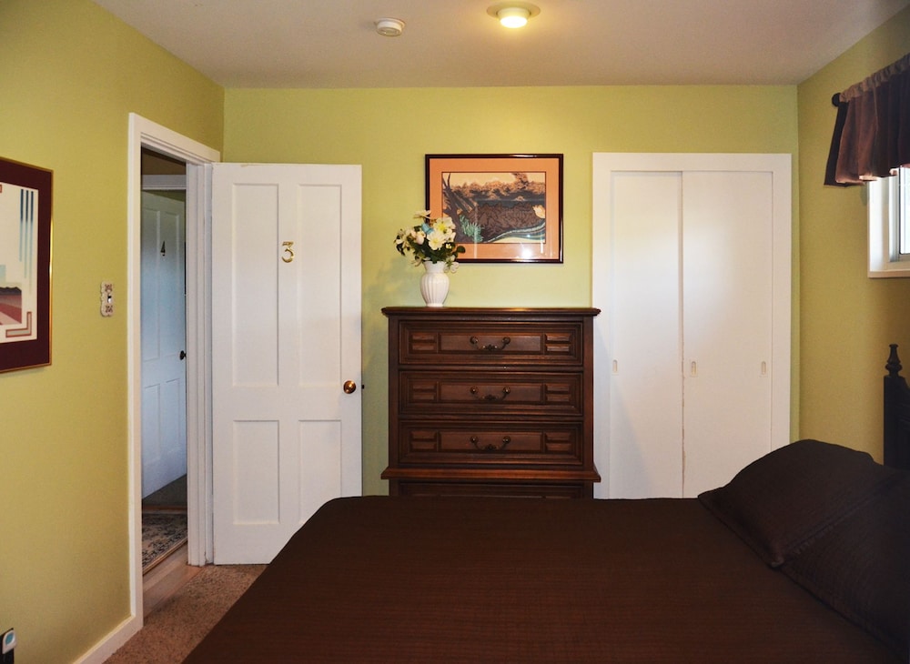Standard Room, 1 Queen Bed photo 2