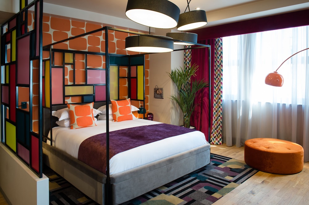 Signature Suite - Photo 8