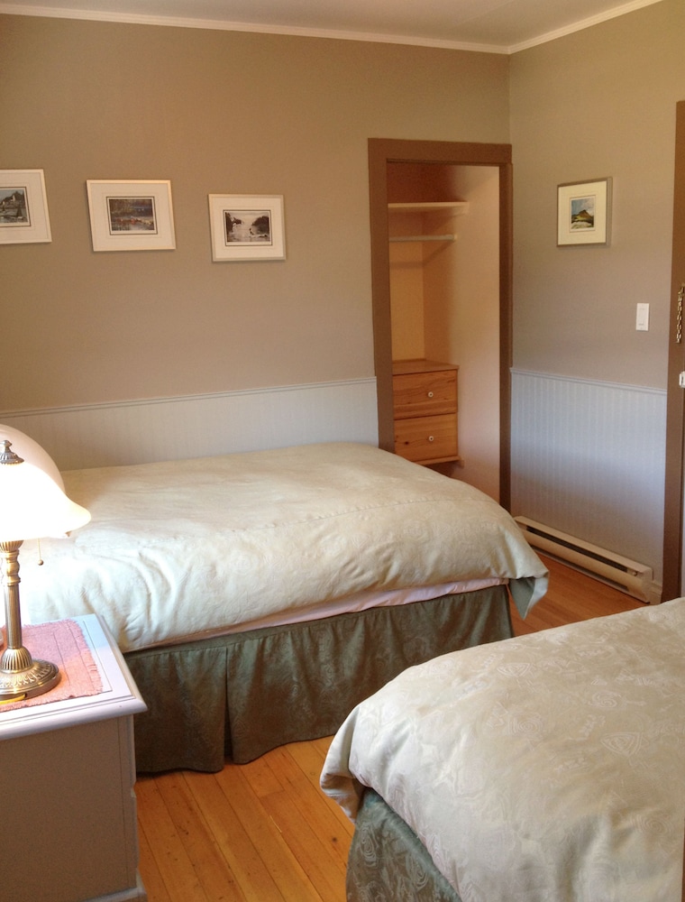 Classic Room (1 Double and 1 Single Bed) photo 3