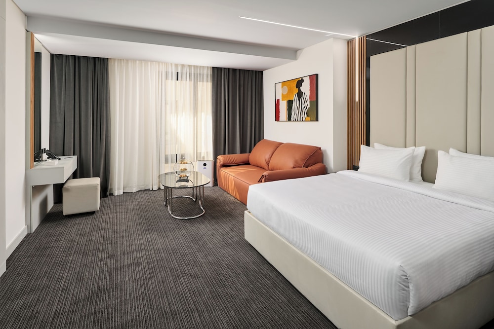Grand Room, 1 King Bed, City View (Deluxe  Smart) - Photo 1