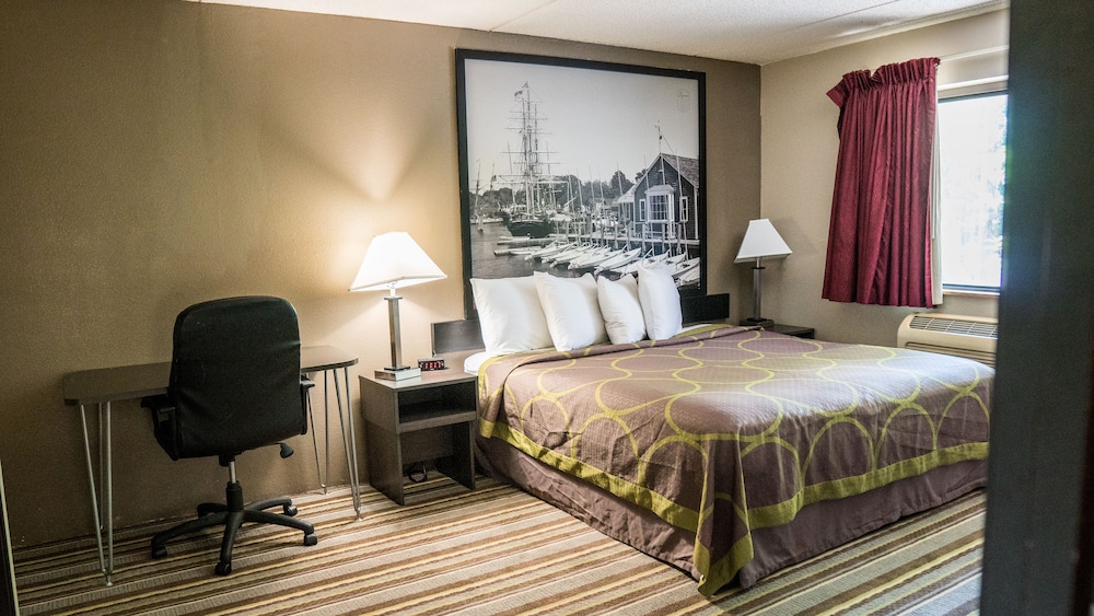 Suite, 1 King Bed, Microwave - Photo 3