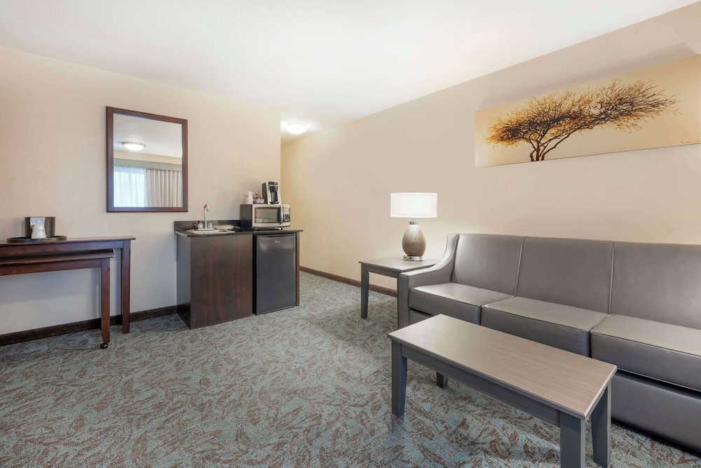 Suite, 2 Queen Beds, Non Smoking, Balcony - Photo 6