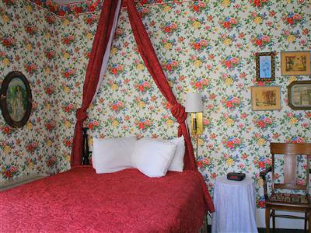 Premium Single Room, Ensuite (COLONIAL ONE QUEEN) photo 2