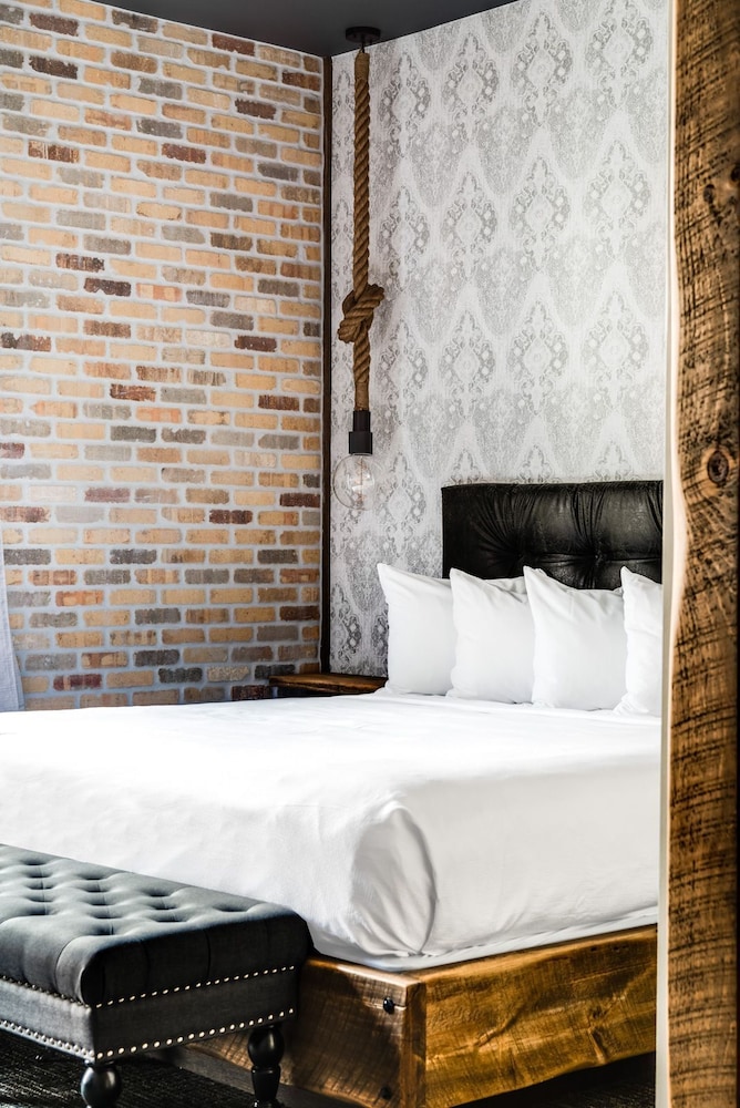Premium Room, 1 King Bed - Photo 2