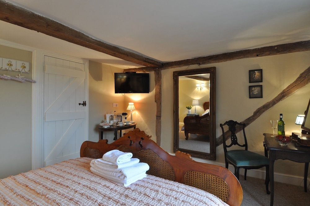 Standard Room, 1 King Bed (Lucy Locket) photo 2