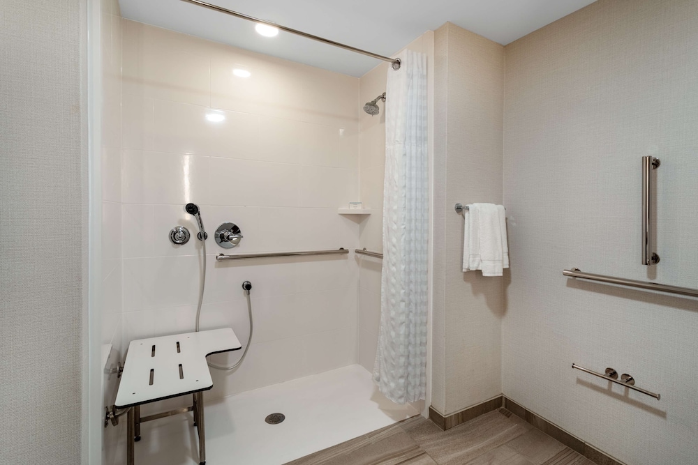 Room, 1 King Bed, Accessible (Roll-In Shower) photo 2