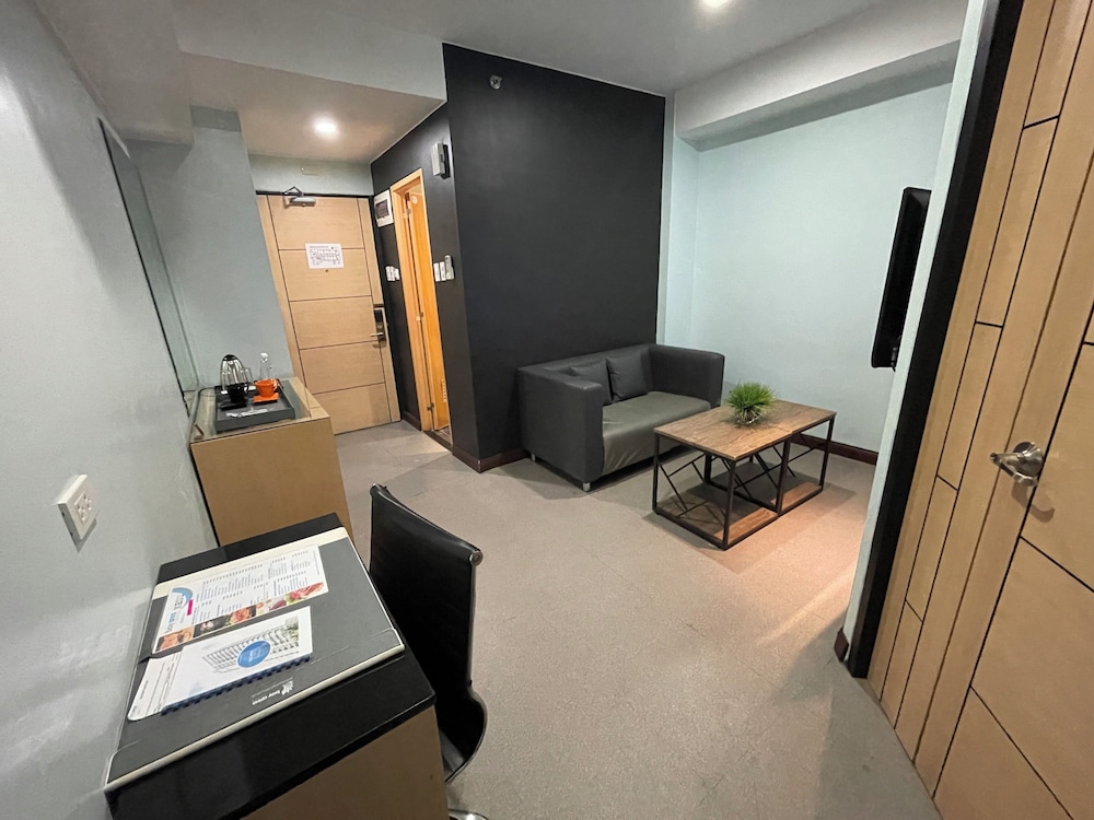 Superior One Bedroom Suite - Photo 3