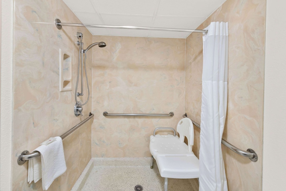Standard Room, 2 Queen Beds, Accessible, Non Smoking - Photo 4