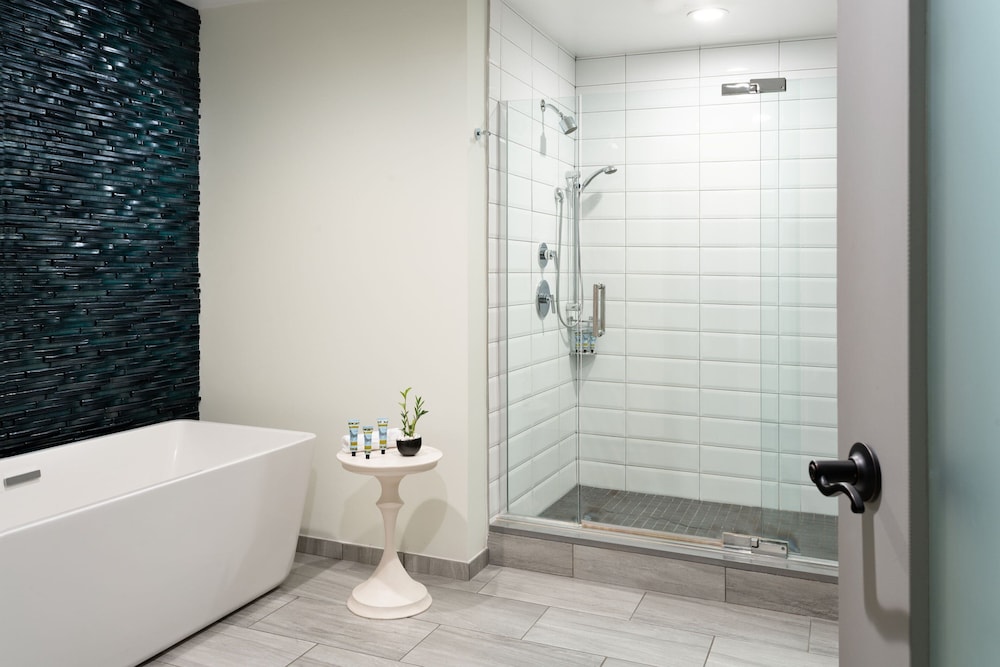 Suite, 1 Bedroom, Tower (View) - Photo 3