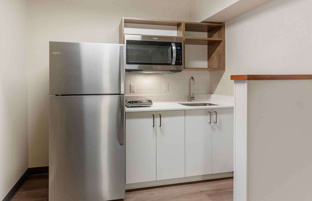 Family Studio, 1 King Bed, Non Smoking, Kitchenette - Photo 4