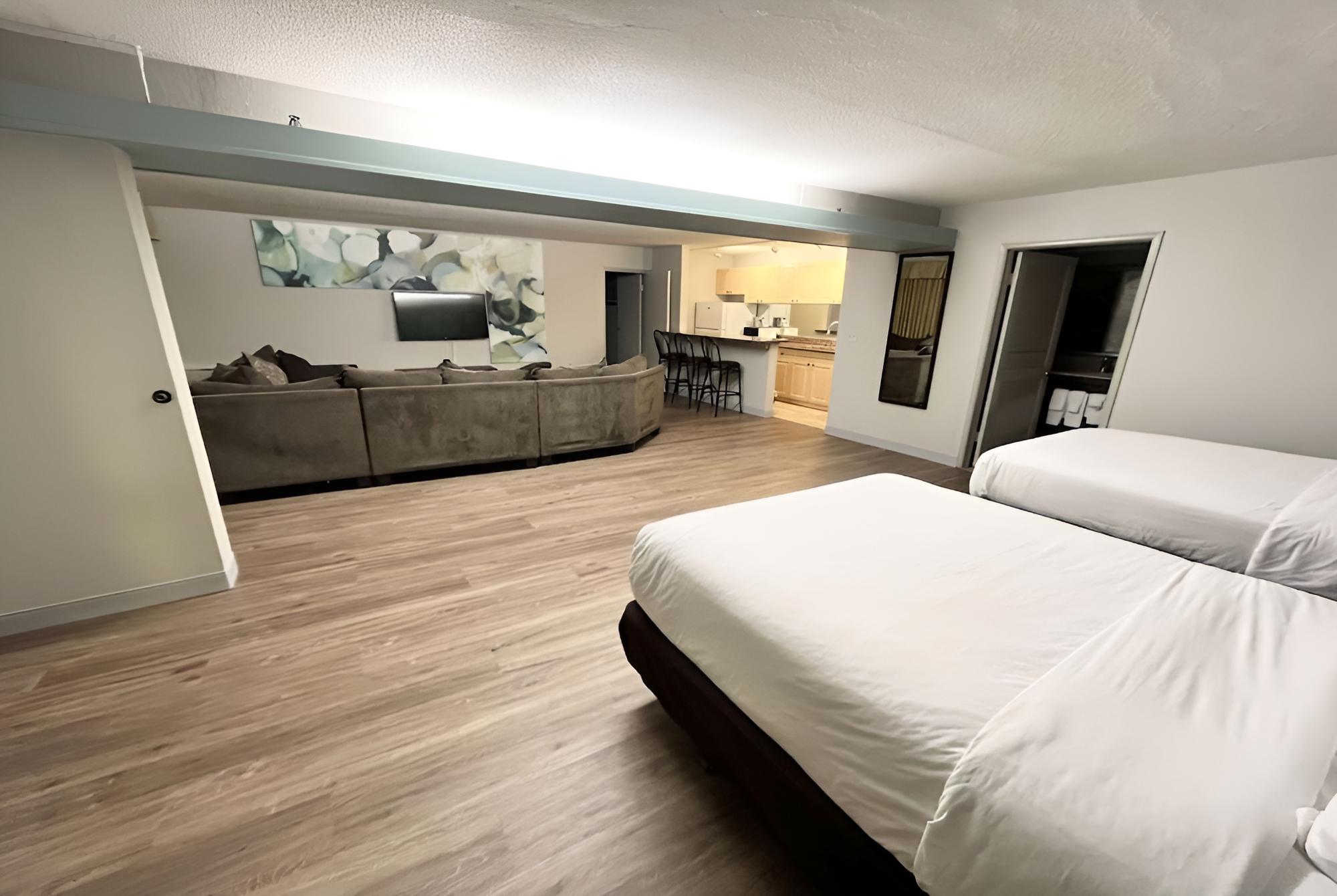 Suite, Non Smoking (1 King and 2 Double Beds) - Photo 1
