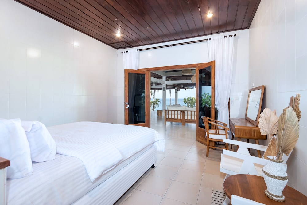 3 Bedroom Beachfront Pool Villa photo 2